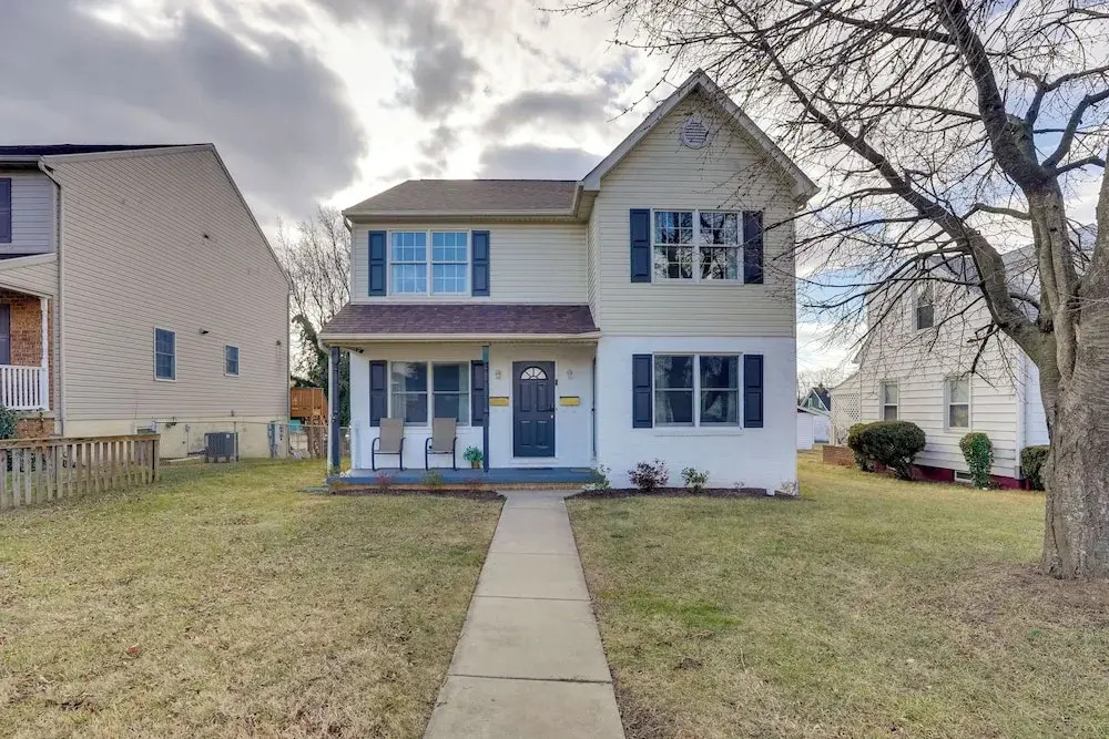 Walk to Fairgrounds! Hagerstown Townhome w/ Deck
