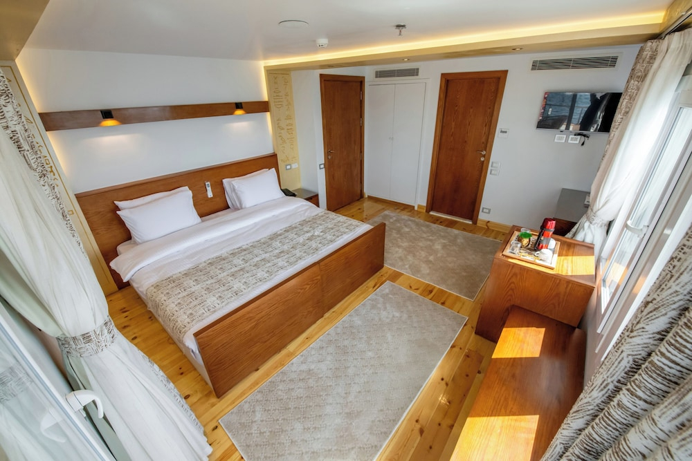 Dahabiya Azhar II Luxury Cruise