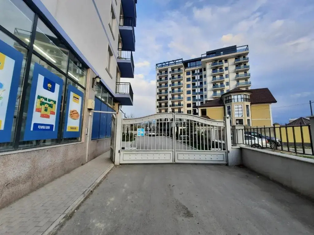 Apartment 32