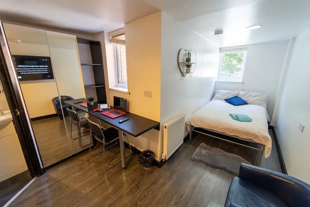 STAYSA Equipped studios near QE and UOB in GuestHouse close to the city!
