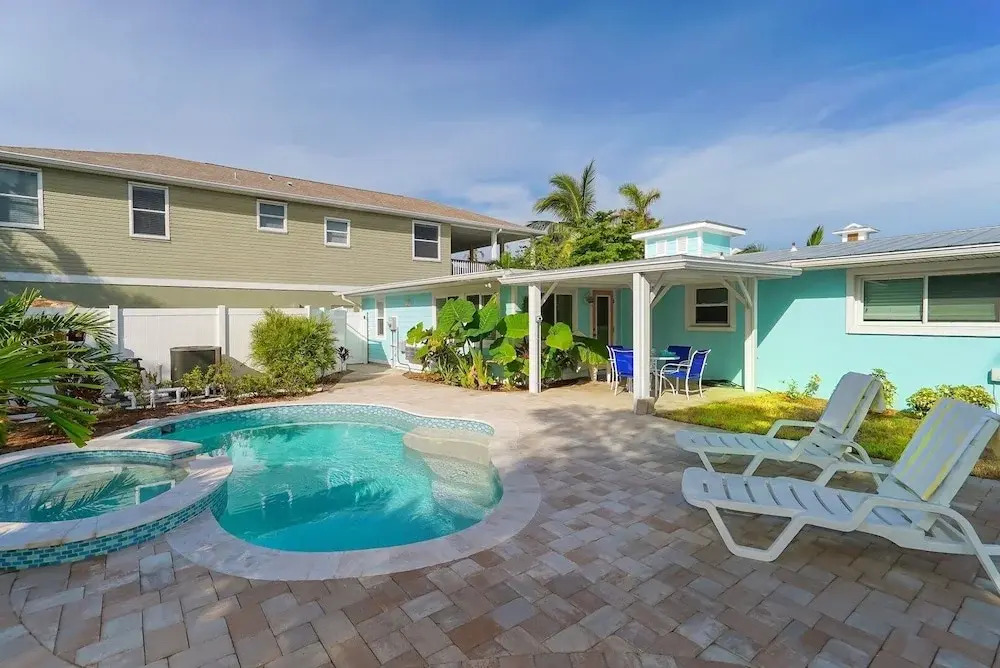 Ebb Tide 3 Bedroom Home by RedAwning