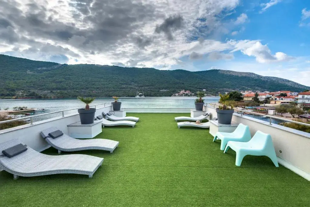 Holidays Roko - Sea View Apartments with Pool