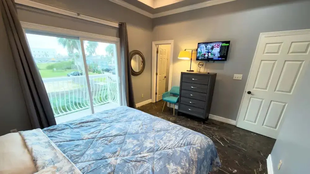 100 Steps To Beach Great Value Pool 2 Bedroom Apts