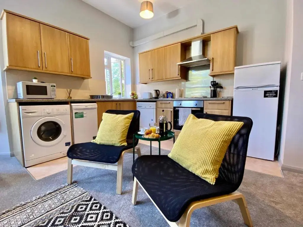 Trendy Stylish Apartment! - 5 Minute Walk to the Best Beach! - Great Location - Parking - Netflix - Fast WiFi - Smart TV - Newly decorated - sleeps up to 6! Close to Bournemouth & Poole Town Centre & Sandbanks
