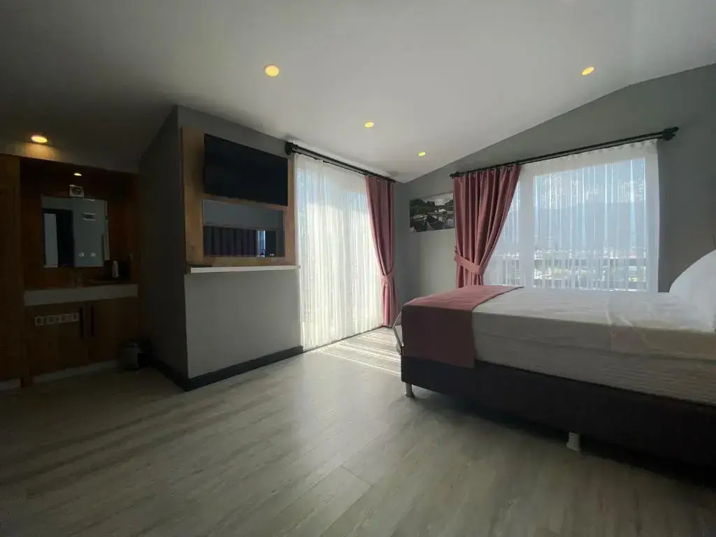 Lopera Deluxe Hotel