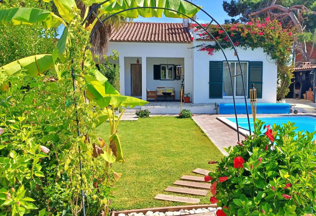 Casa da Lagoa - House by the Lagoon with Direct Access to the Beach