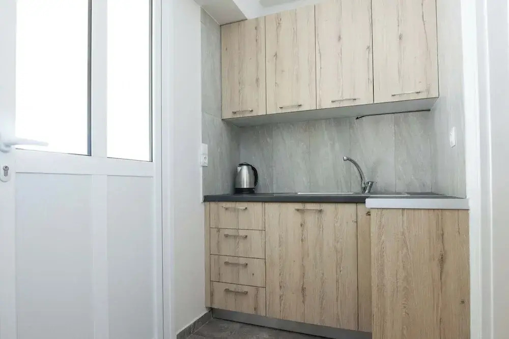 Modern 1 Bd Balcony Apt in Kato Patisia