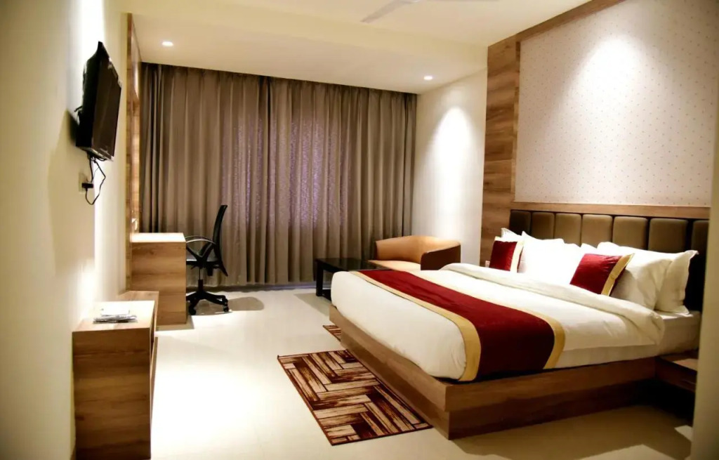 Hotel Crystal Grand