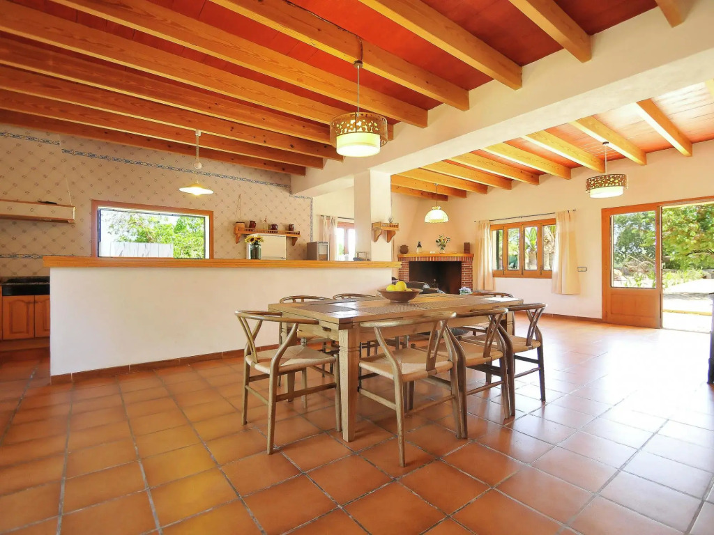 Large rustic country house for 12 people with garden and pool