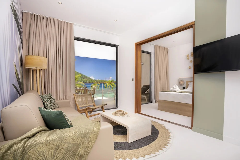 Cooks Bay Hotel & Suites