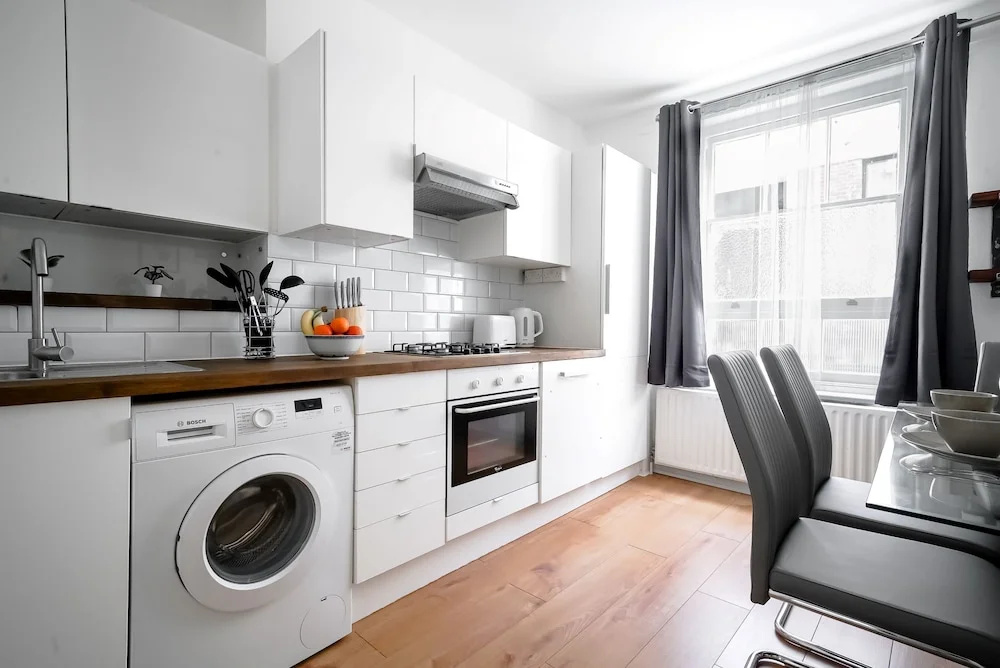 Liverpool Street 2BR City Apartment