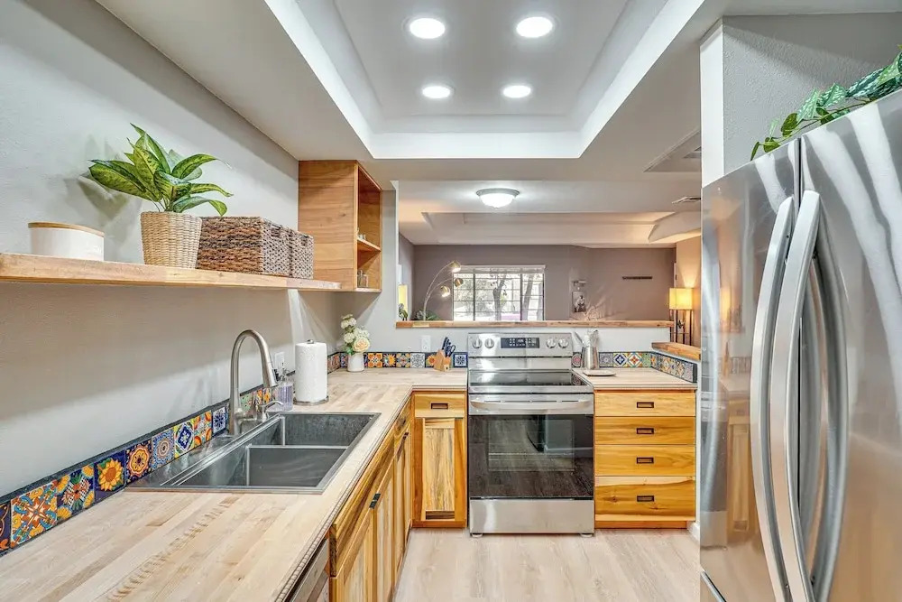 2 Mi to Tucson Mall: Condo w/ Pool & Hot Tub!