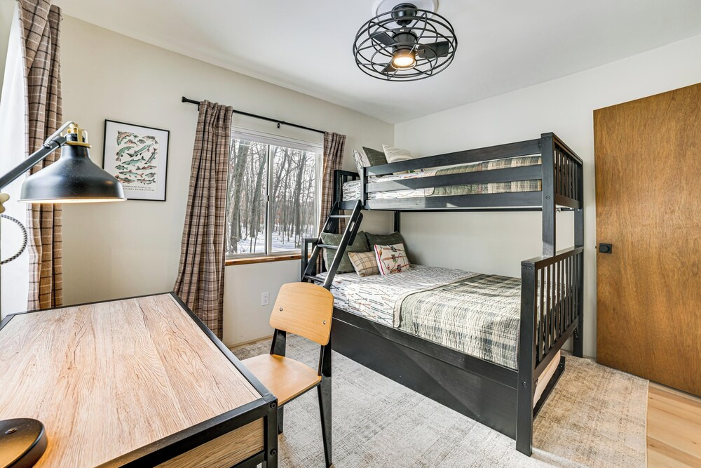 Roscommon Chalet w/ Hot Tub Near Higgins Lake!