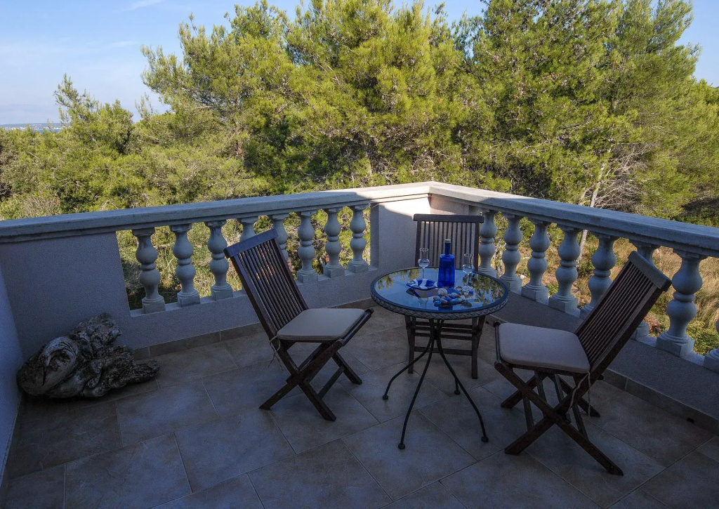 Apartment Tin - comfortable apartment near beach: A1  Ugljan, Island Ugljan