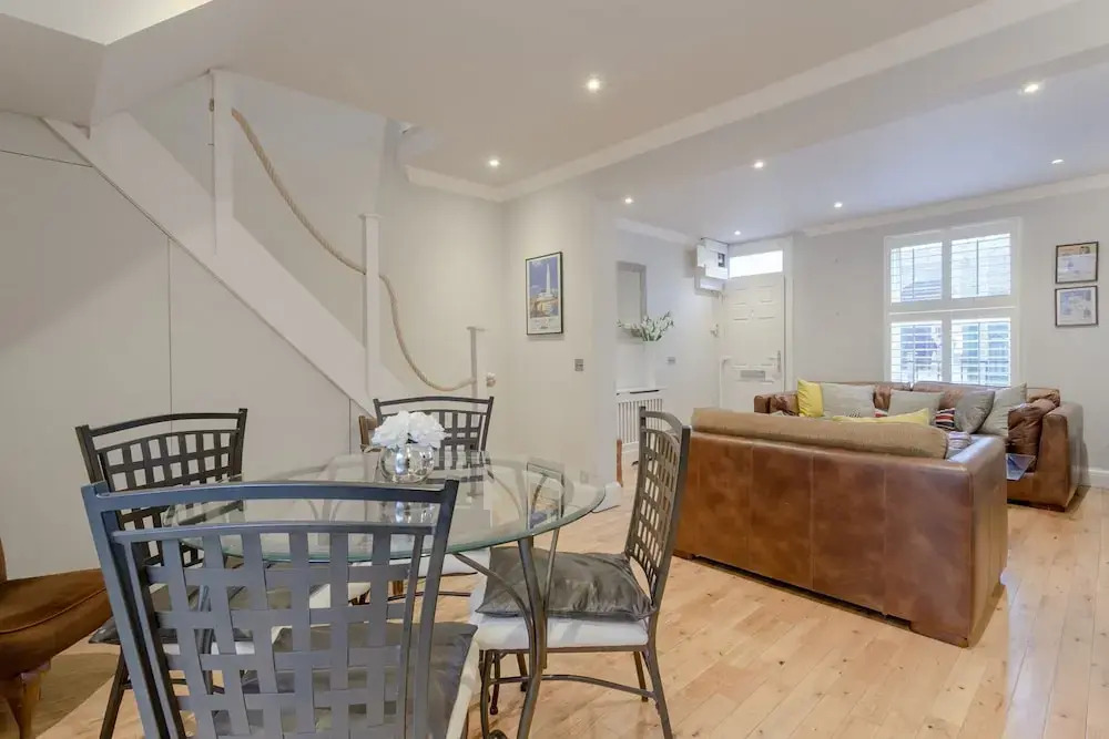 Stunning 2 Bedroom 2 Storey House in Battersea