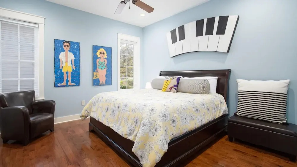Artist's Getaway ~ Large Screened Porch ~ Golf Cart & PET Friendly