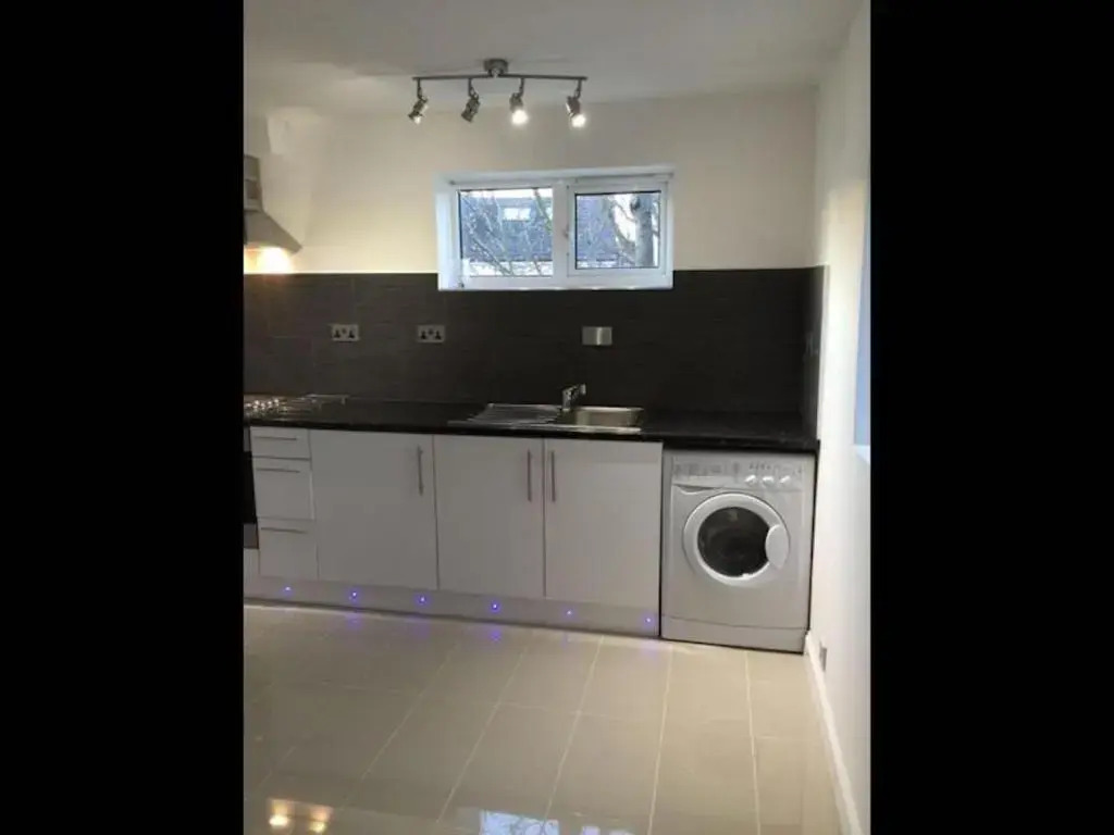 Small Modern Comfortable 2 Bedroom Apartment - Cmyr