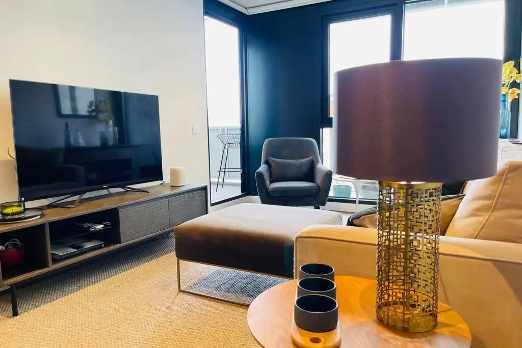 Luxury 1BR + Study near MCG, Tennis Centre & City