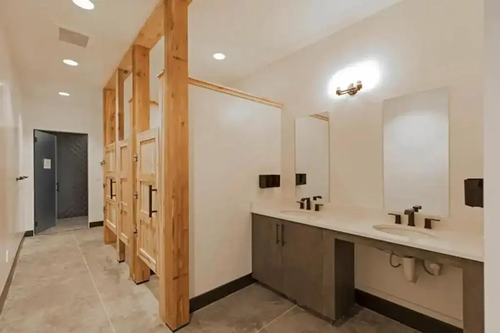 LUX Modern Chalet, Pool & Hot Tub, 10 Mins to the Mountain & Incredible Views