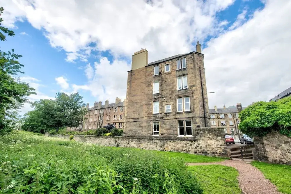 Luminous 1 BR Flat Close to City Centre, With Superb Views of Arthurs Seat