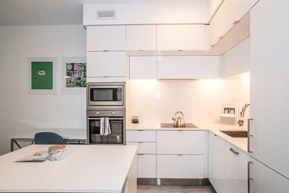 Modern 1 Bedroom Condo With CN Tower Views
