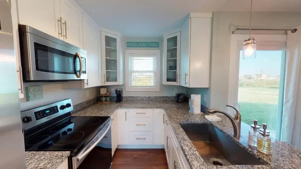 AH-D115 Newly Remodeled First Floor Condo, Shared Community Pool & Hot Tub
