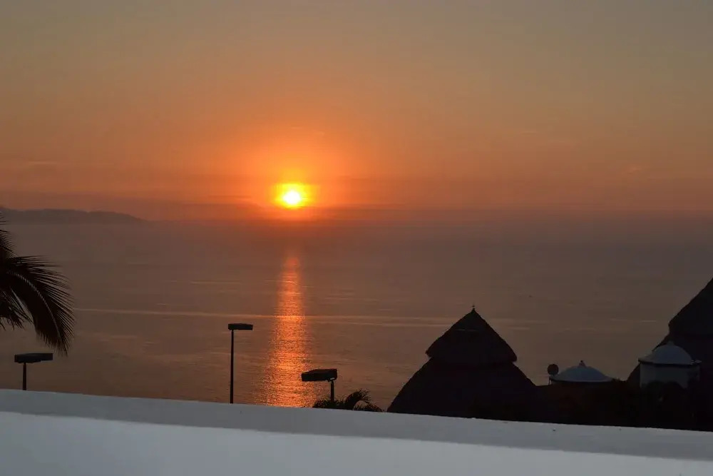 Spectacular Penthouse Oceanview 1bdr | Outdoor Pool, Prme Location 1 Bedroom Apts