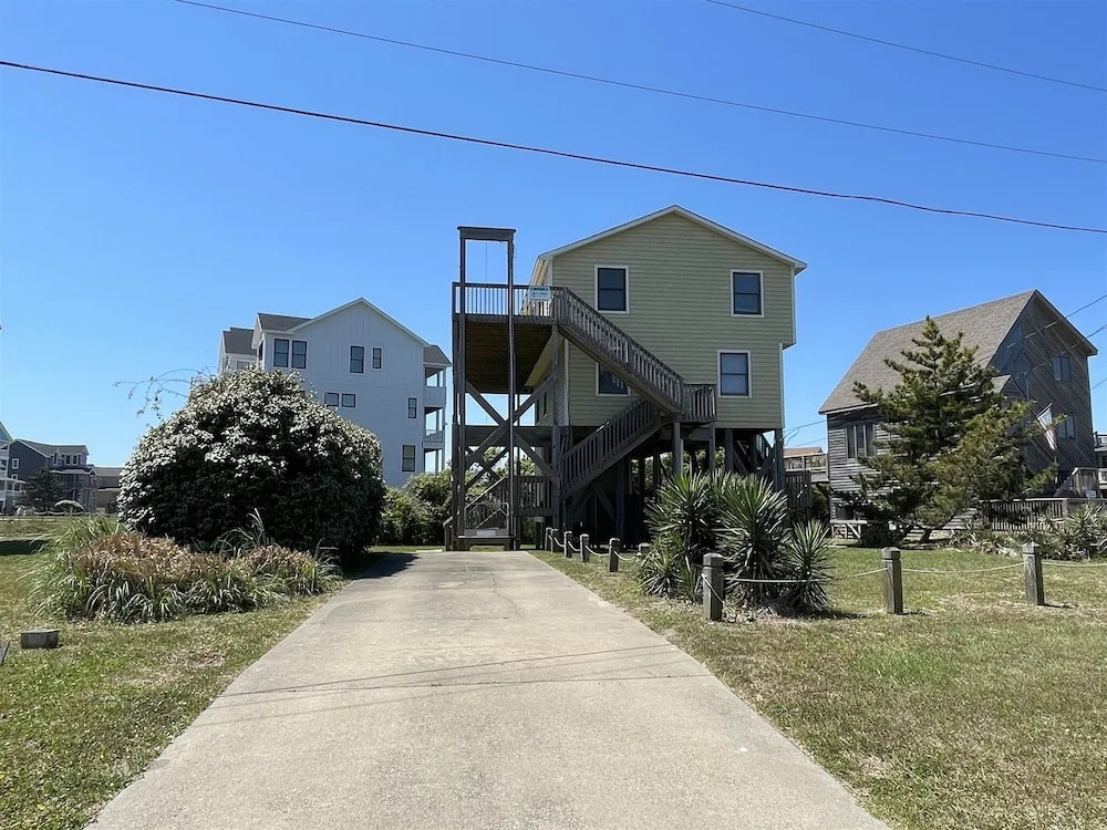 Southern Star 5 Bedroom Cottage by RedAwning