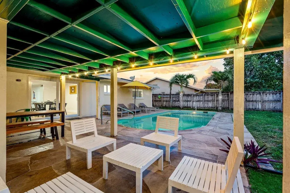 4BR With Private Pool and Game Room - Prime Location