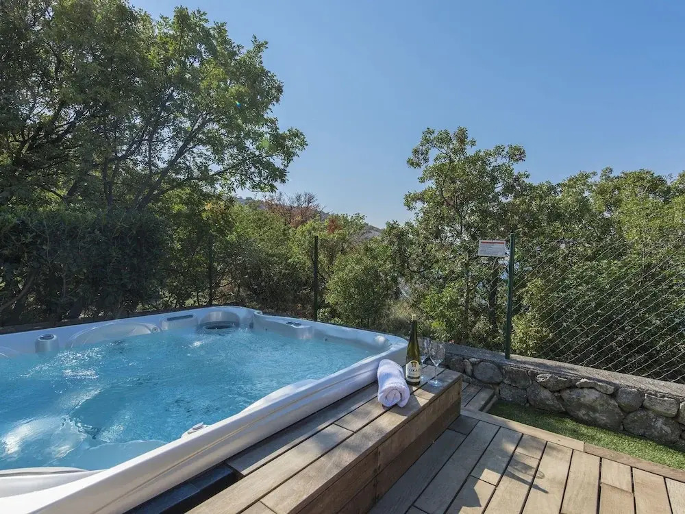 Nice Summer House With sea View, Jacuzzi, Private Garden