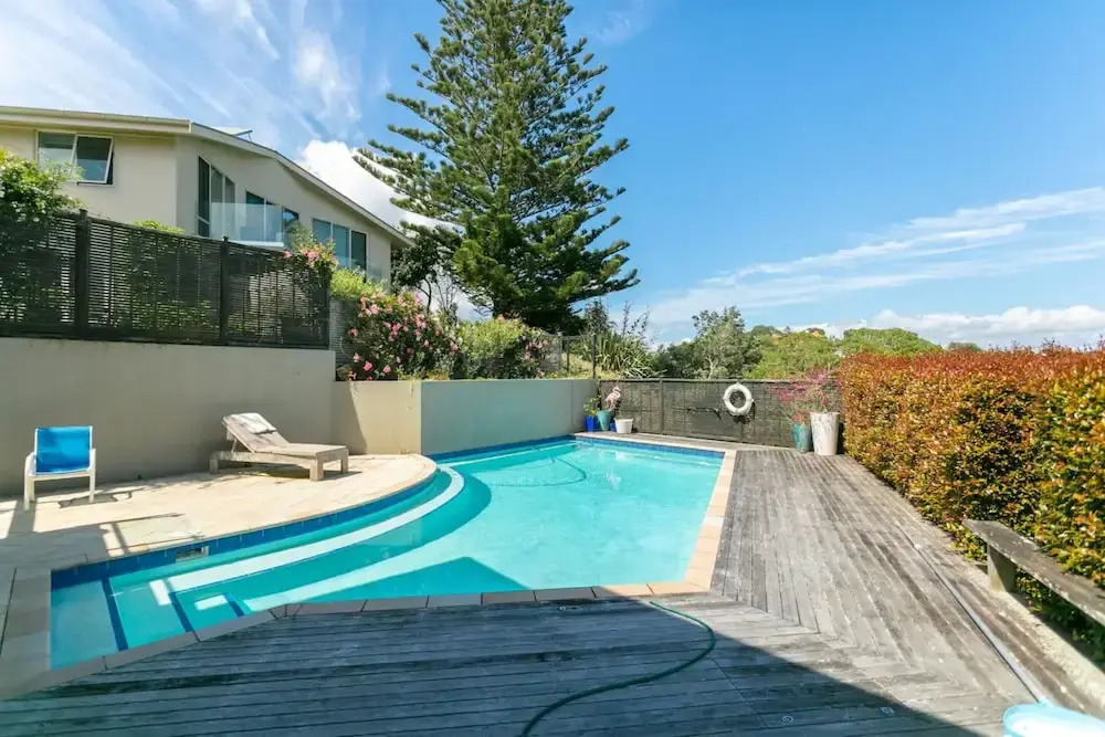 Sunny Poolside Studio in Meadowbank