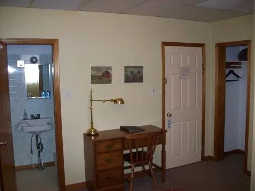Loyalist Inn & Suites