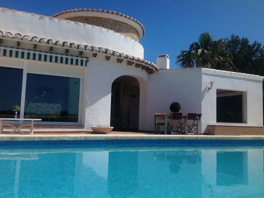 Spacious Villa With Private Swimming Pool in Ambolo