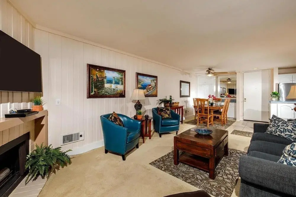 Modern condo with access to pool & hot tub in great location