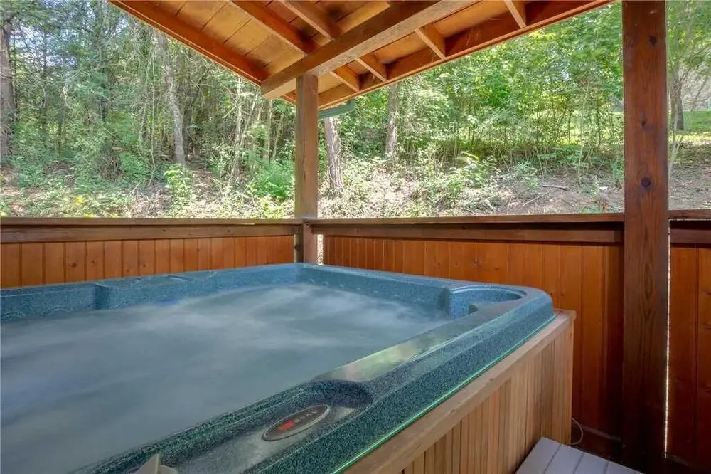 A Mountain Paradise 2 Bedroom Home with Hot Tub