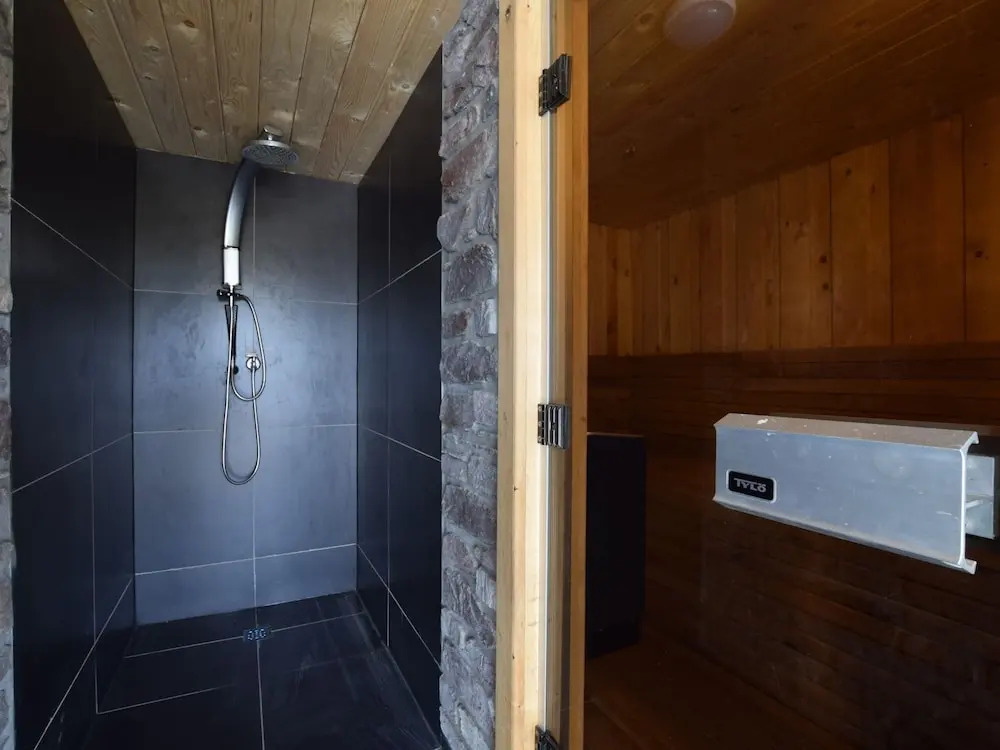 Grandeur Villa with Sauna & Hot Tub in Durbuy