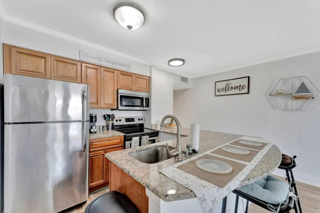 Sunset on the Bay Designer Condo with Private Balcony and Hotel Heated Pool
