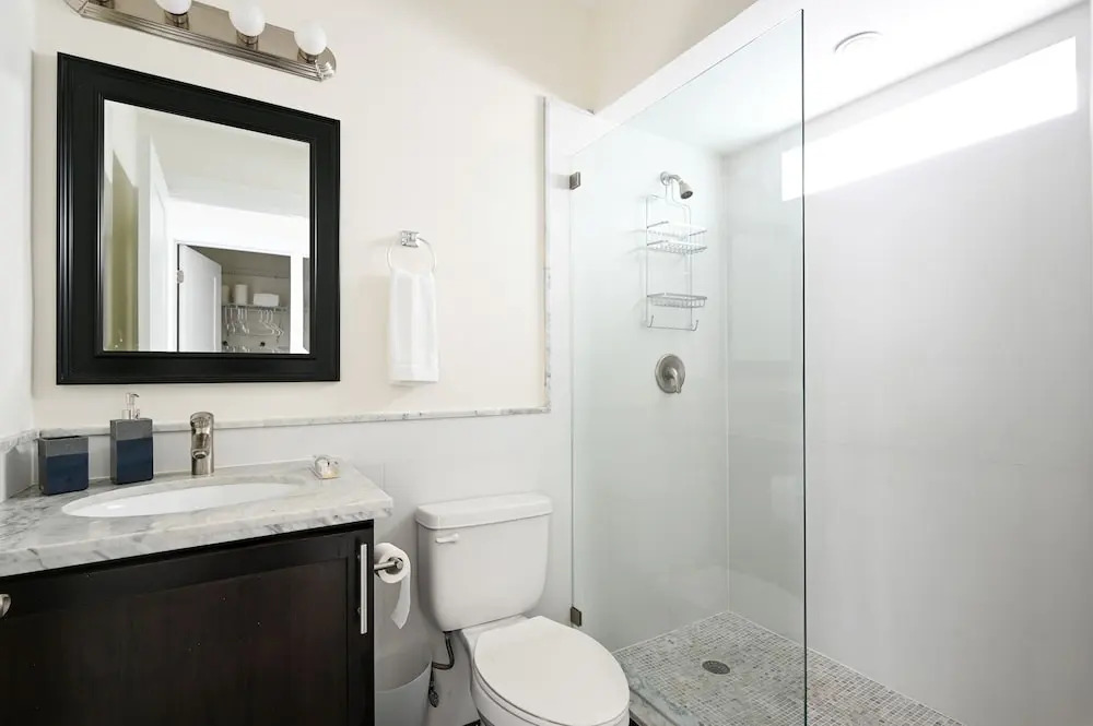 Brand-new All-suite Triplex Unit Near Beach 2 Bedroom Duplex