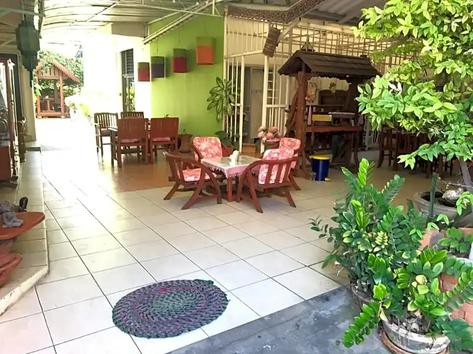 Apinya Court