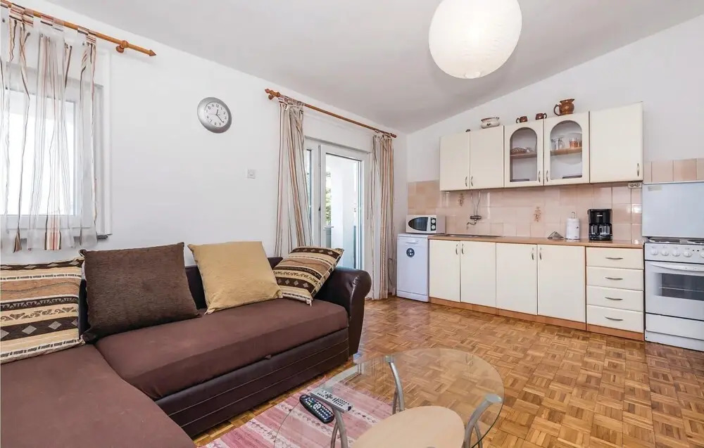 Amazing Home in Mundanije With Wifi and 2 Bedrooms