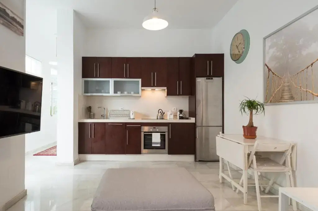 ML1C-Prime Location Marble Apartment with Patios