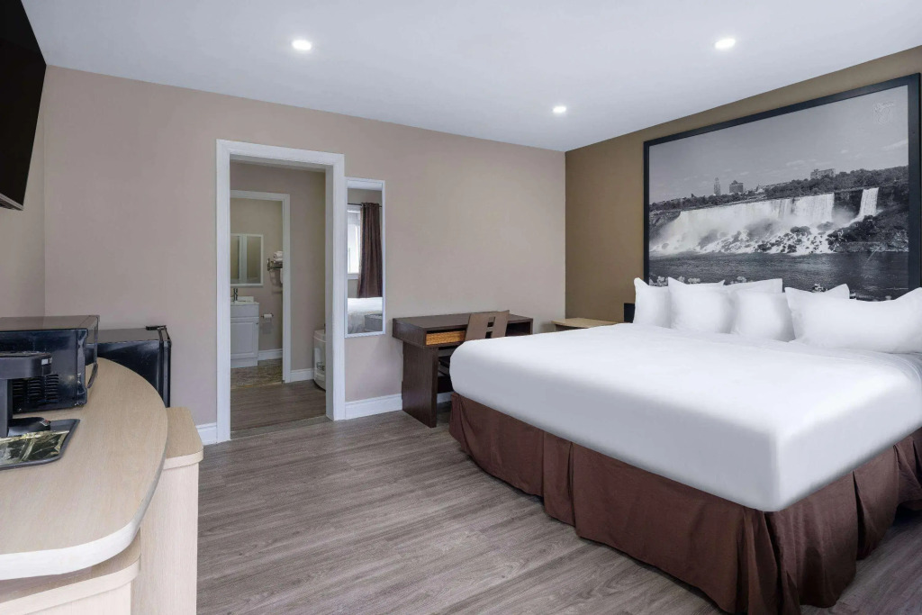 Super 8 by Wyndham Niagara Falls ON