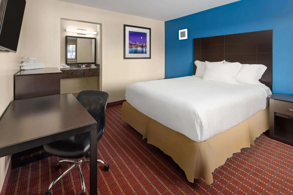 Travelodge by Wyndham Manhasset