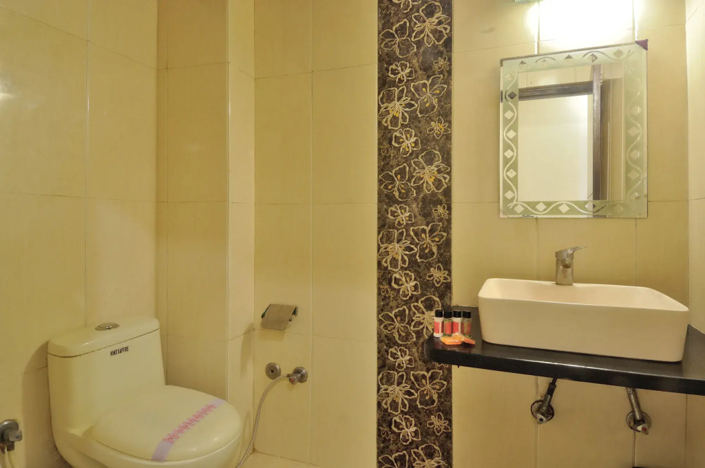 Hotel Gold Palace - 03 Mins Walk From New Delhi Railway Station
