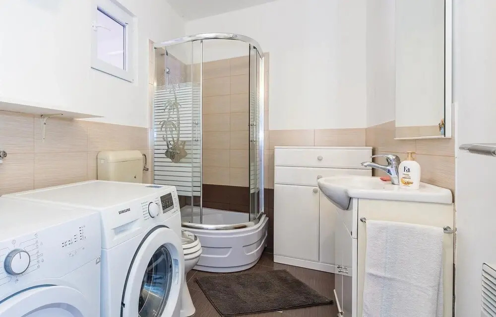 Amazing Home in Brodarica With Wifi and 6 Bedrooms