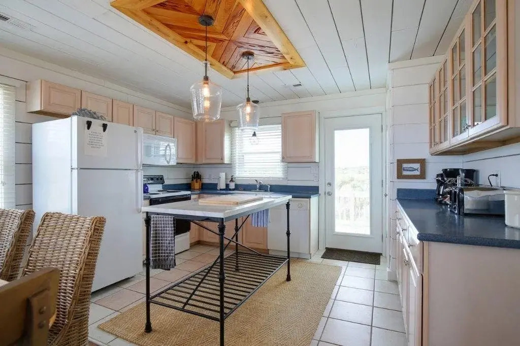 Holden Nothing Back 3 Br home by RedAwning