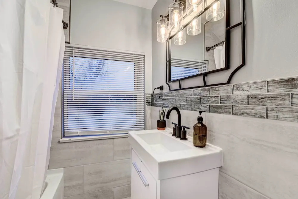 Luxurious Detroit Home - Walk to Golf and Park!