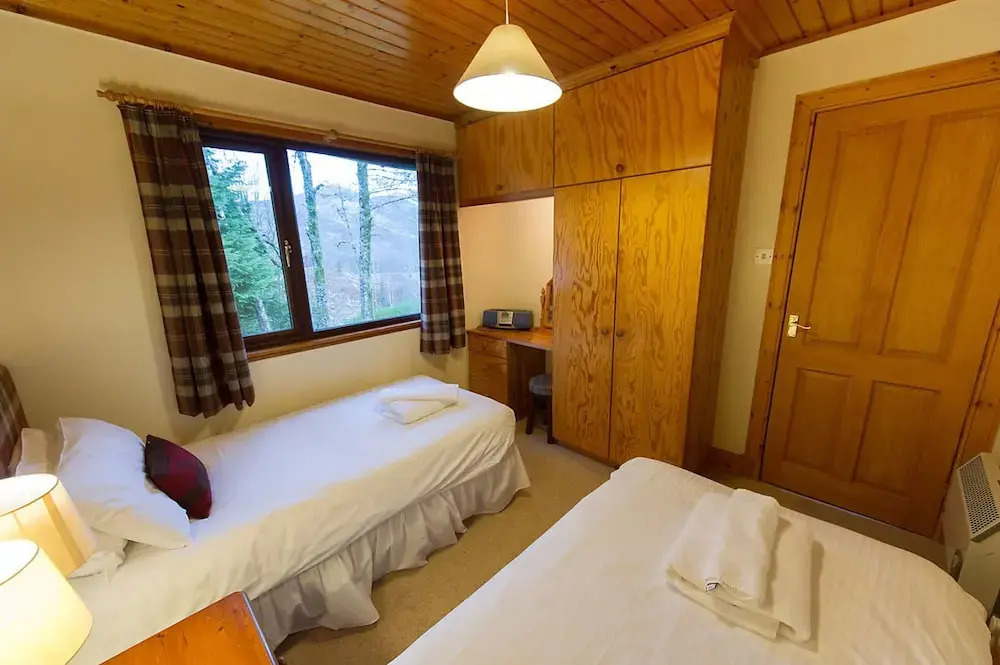 Eagle Lodge with stunning loch and mountain view