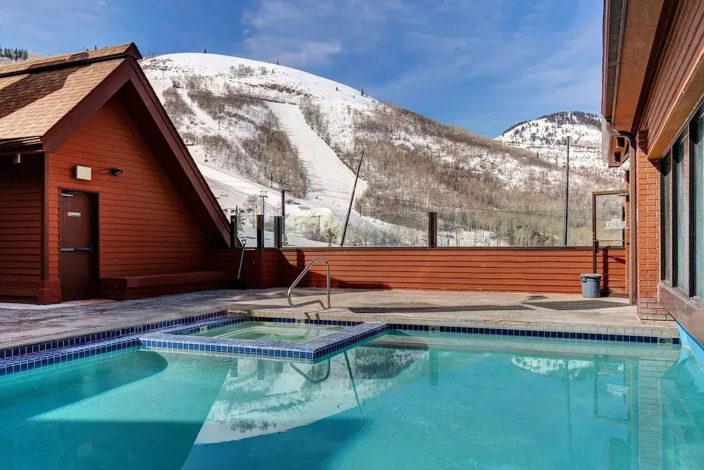 Ski-in/ski-out W/ Pool & Hot Tub 2 Bedroom Condo