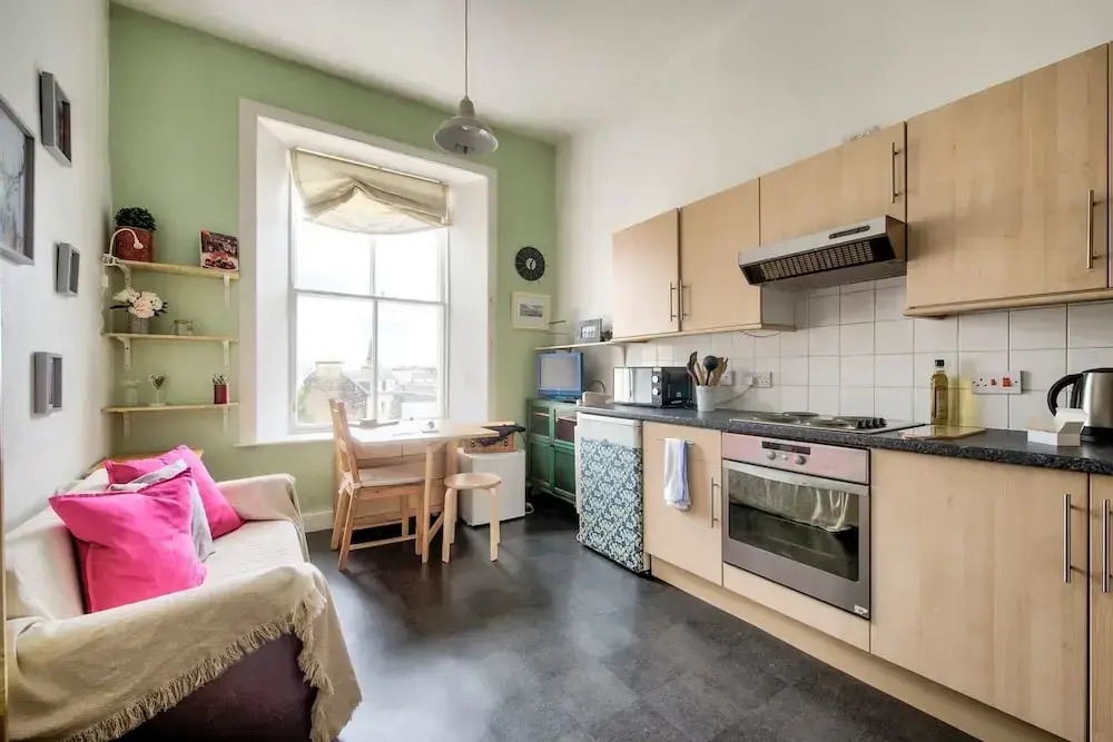 Bright And Central Flat, Directly Facing The Usher Hall